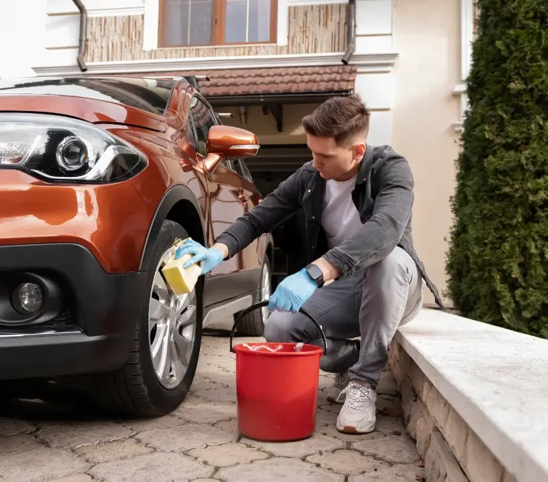 Lavage auto à domicile Les Rairies : professionnel intervenant sur un véhicule